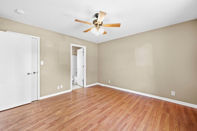 Building Photo - Charming Brick Ranch with Spacious Living Areas & Beautiful Bay Window Views!