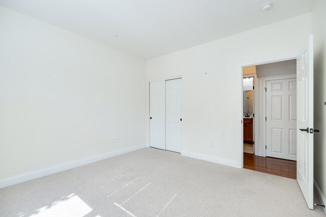 Building Photo - 208 Pointe Oakwood Way