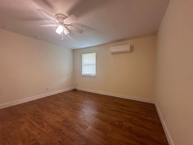 Building Photo - 2 bedroom 1 bath Duplex | Full Size Laundry Connections | Wood Floors