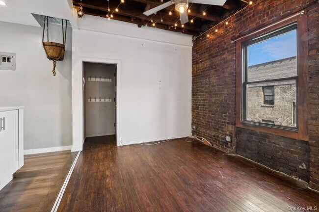Building Photo - 21-16 35th St