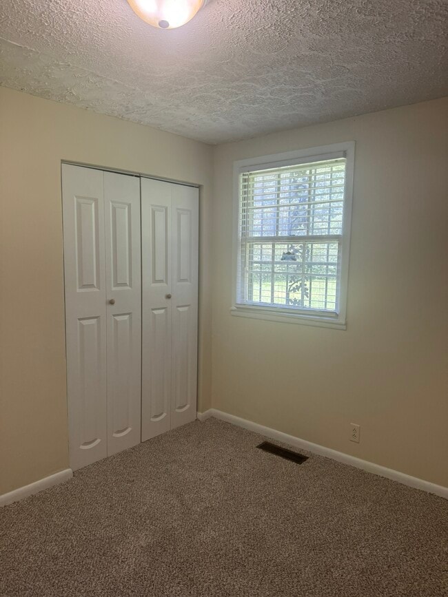 Building Photo - 3004 Lytle Dr