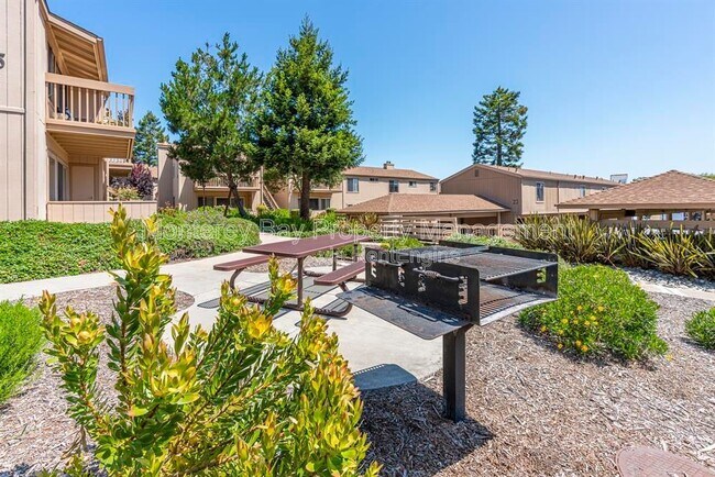 Building Photo - 300 Glenwood Cir