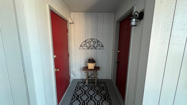 Building Photo - 2 Bedroom Jewel Lake Condo with Beautiful ...