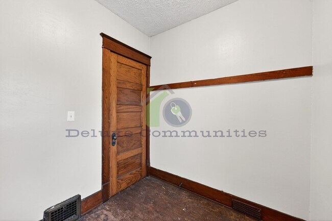 Building Photo - Beautiful Two Bedroom Lower Unit! Available NOW!!
