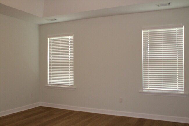 Building Photo - 921 Holbrook Dr
