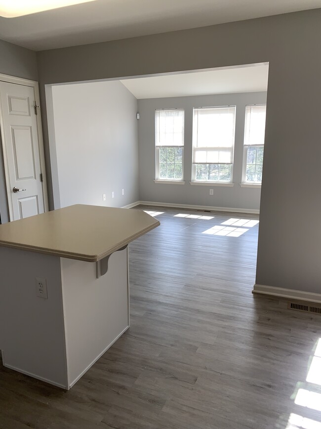 Building Photo - 1082 Sparrow Way