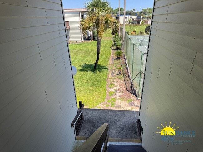 Building Photo - Waterfront 1-Bedroom Condo in FWB – Stunni...
