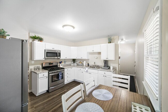 Building Photo - 615 Pine St