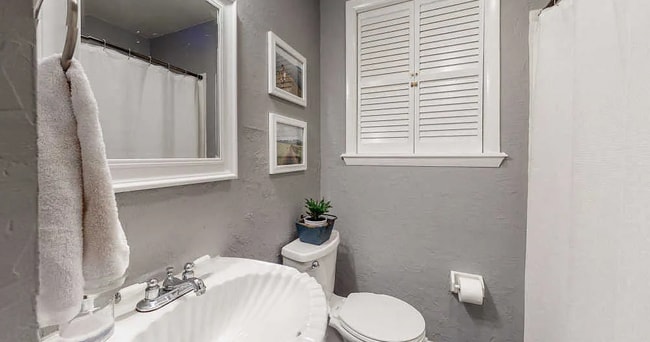 Building Photo - Available early Jan! 3bd/2bth w/fenced yard