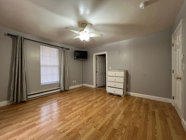 Building Photo - 1 bed and 1 bath unit