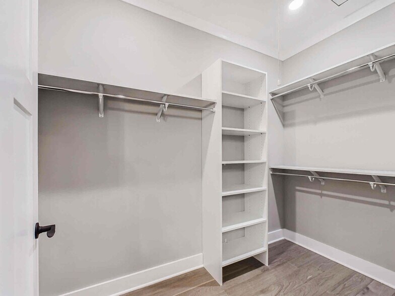 Building Photo - 285 Piper Glen