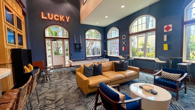 Building Photo - Beautiful 2 bedroom+Den/Office or Bonus ro...