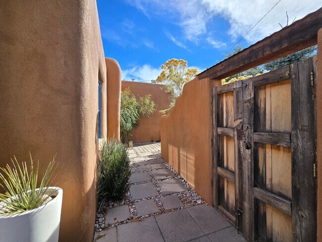 Building Photo - 624 Alto St