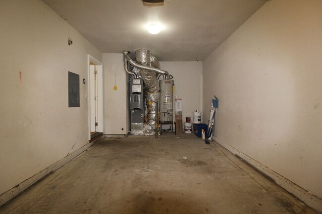 Building Photo - Charming 3-Bedroom townhouse with Garage &...
