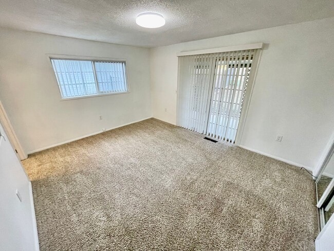Building Photo - 3 Bedroom, 2 bath home in Sunset Village