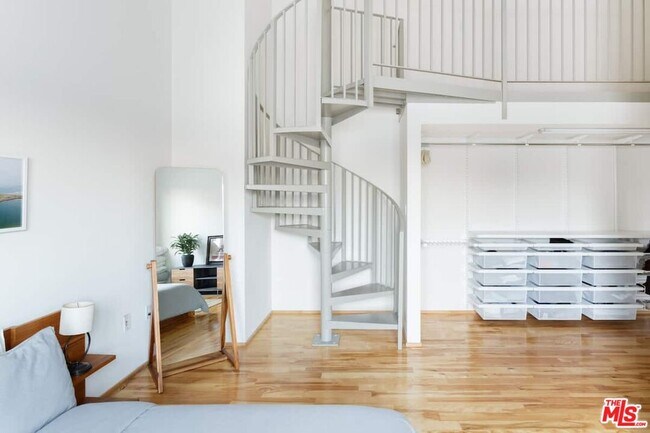 Building Photo - 530 N Larchmont Blvd