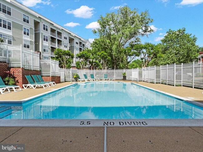 Building Photo - 1645 International Dr