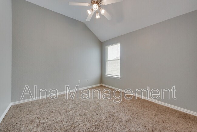 Building Photo - 2640 Lake Ridge Dr