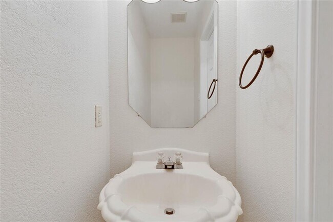 Building Photo - 1008 Balanced Rock Pl