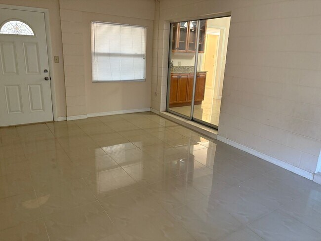 Building Photo - Spacious 3 bedroom home in quiet neighborhood