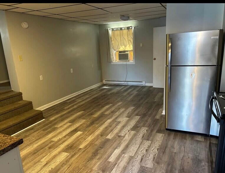 kitchen/living - 825 Wood St