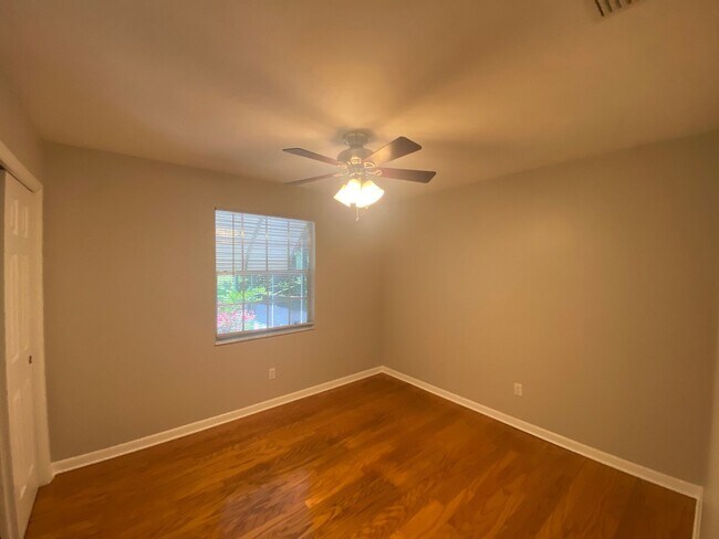 Building Photo - 2408 Dundee Dr