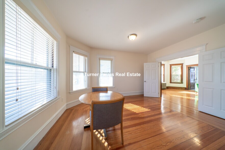 Building Photo - 124 Forest St