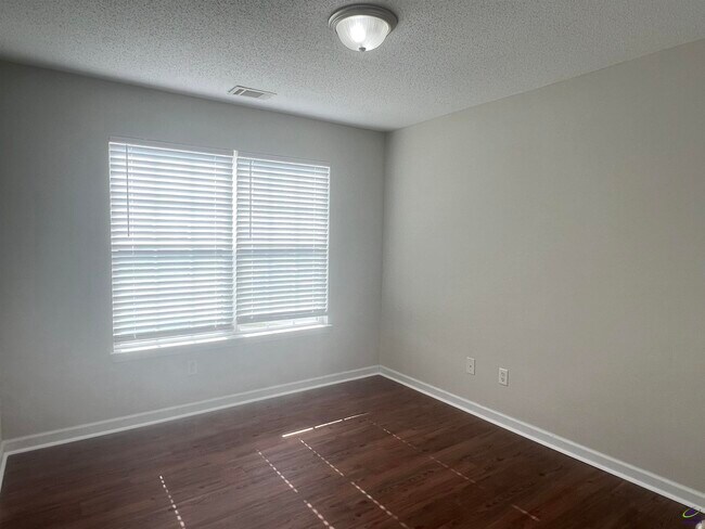 Building Photo - 401 Timberwind Dr