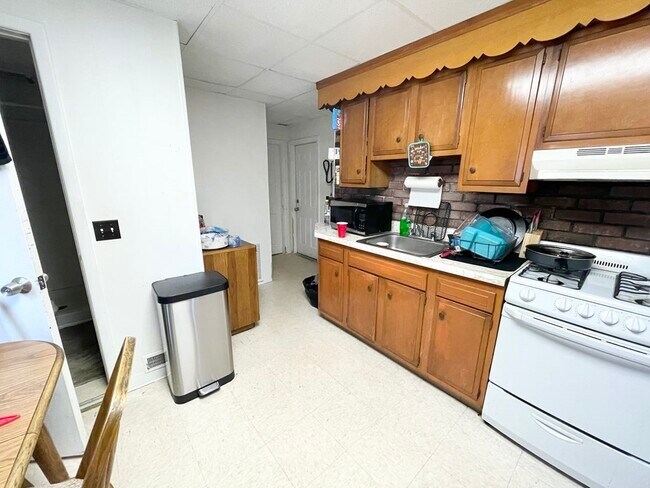 Primary Photo - 98 Buttonwood St