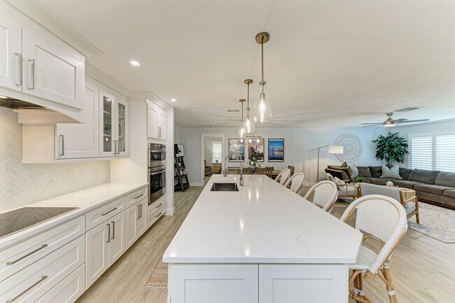 Building Photo - Furnished/Unfurnished ** Annual Rental ** Available 5/1/26 ** 4 Bed/2 Bath Single Family Home ** ...