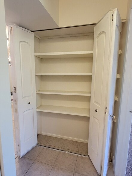 Building Photo - 2047 Jason Dr