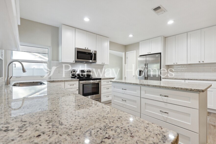 Building Photo - 1935 Spanish Oaks Dr N