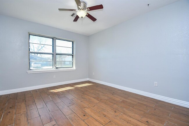 Building Photo - 455 Glenburnie Dr