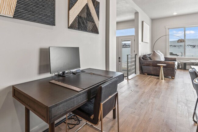 Building Photo - 6537 Silver Creek Dr