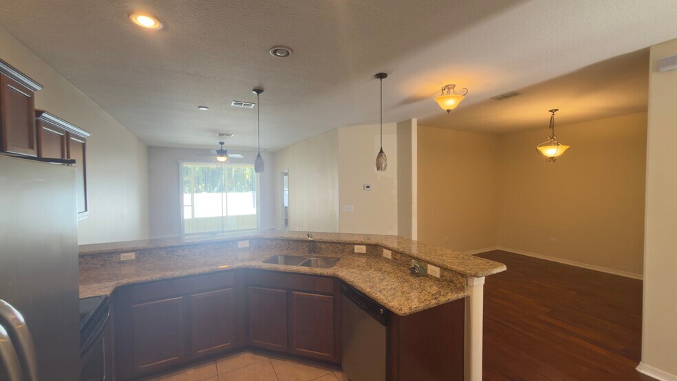 Building Photo - 4008 Shade Tree Ln