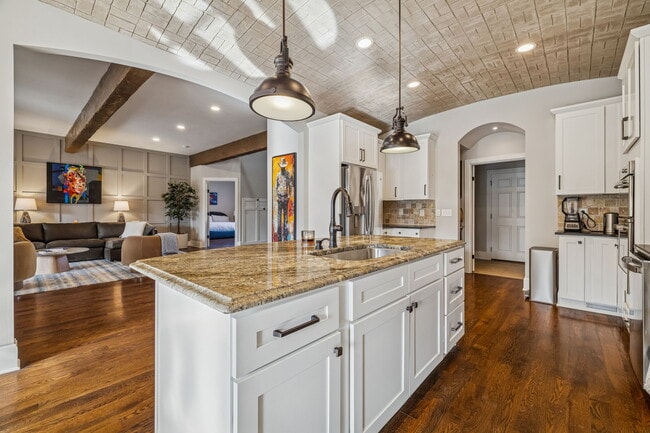 Building Photo - 594 Lake Haven Dr