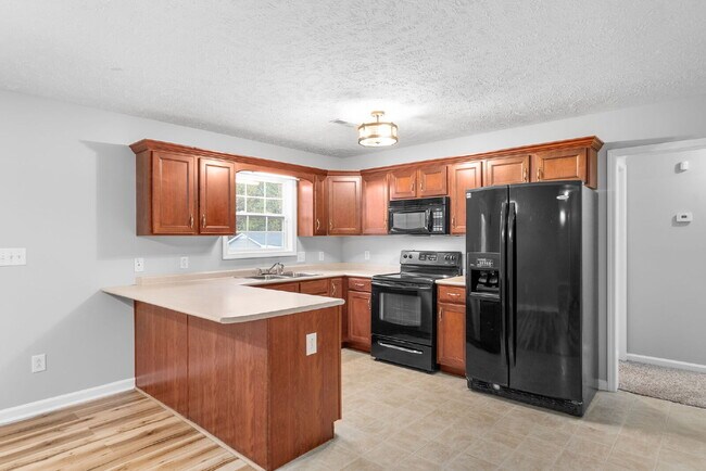Building Photo - Spacious Home Conveniently Located Near I-24, Shopping, Restaurants, Movie Theater, AND More!
