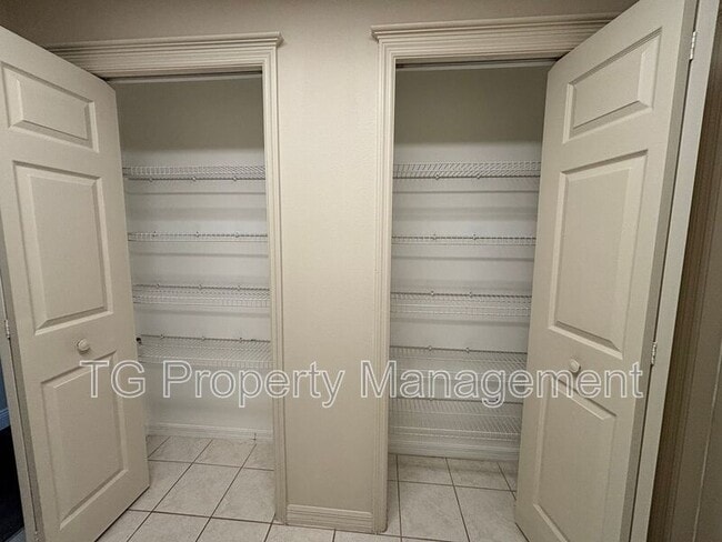 Building Photo - 20 Clarendon Ct N