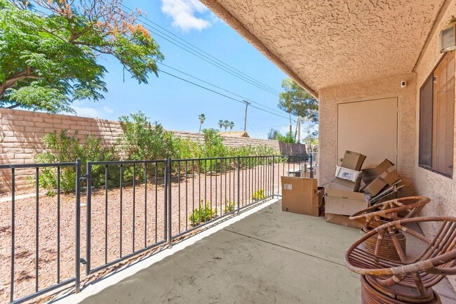 Building Photo - 1 MONTH FREE!!! 2 BEDROOM SINGLE STORY TOWNHOME 55+ COMMUNITY