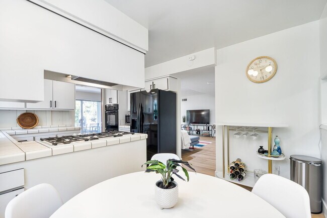 Eat-in kitchen - 11411 Dona Pegita Dr