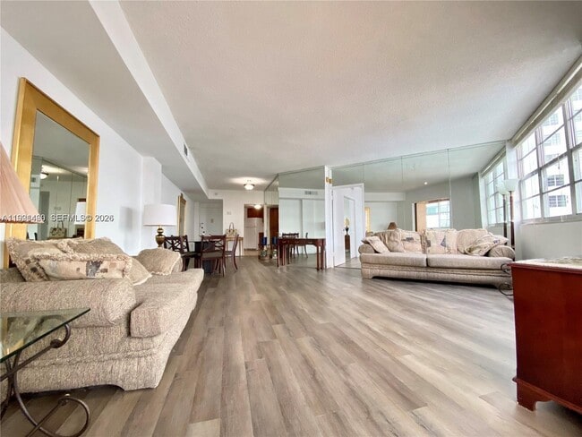 Building Photo - 905 Brickell Bay Dr