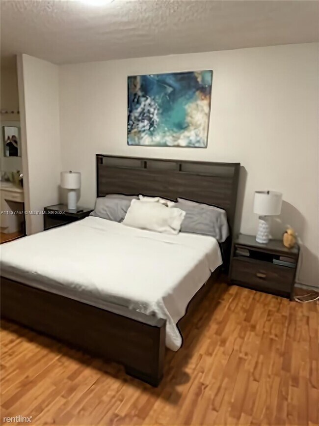 Building Photo - 2 br, 2.5 bath Townhome - 1050 Sorrento Dr...