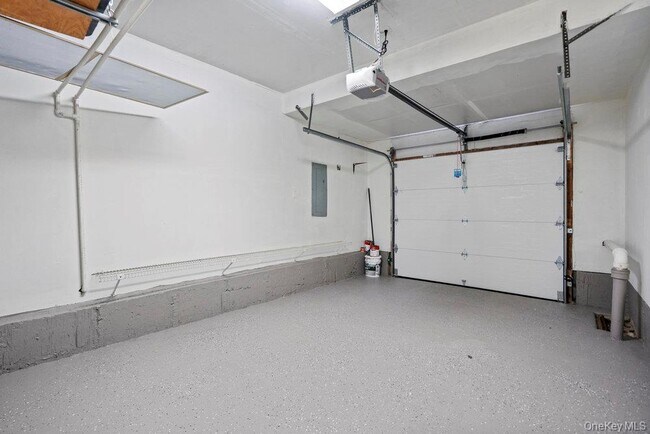 Building Photo - 16 Club Dr S