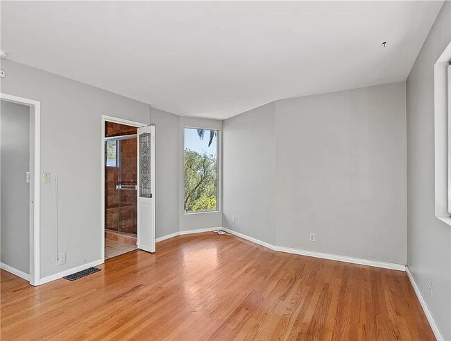 Building Photo - Gorgeous 3 bd 2 ba + Den Single Family hom...