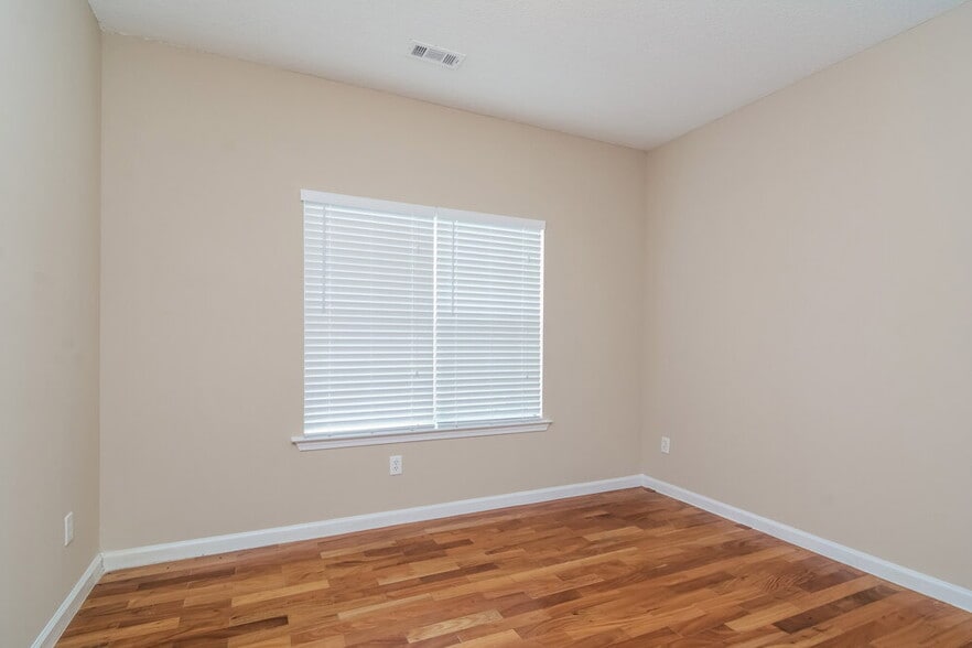 Building Photo - 40 Savoy Park Dr