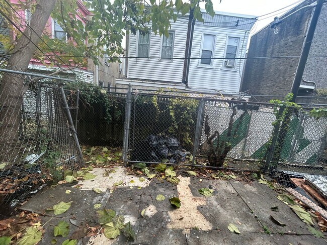Building Photo - Move-In Ready 3BR Row Home in North Philly – Updated Kitchen & Bath