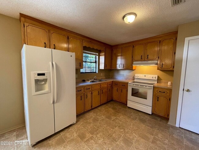 Building Photo - Spacious 3/1 Brick Home in a Low-Traffic c...