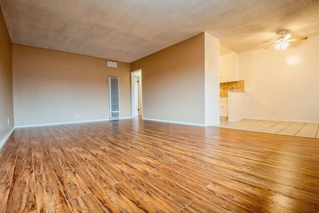 Building Photo - lan8145