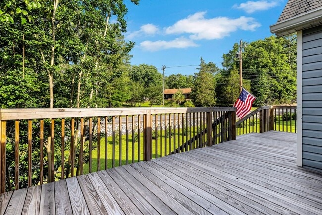 Building Photo - Spacious 5BR House on 2 acres in Chapin!