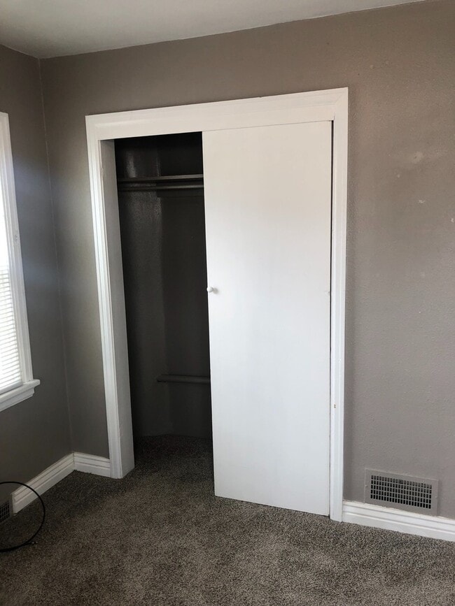 Building Photo - 2 Bedroom, 1 Bathroom Main Level Unit